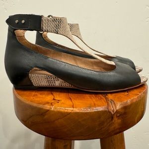 Tsubo black and snakeskin print leather T-straps size 6.5